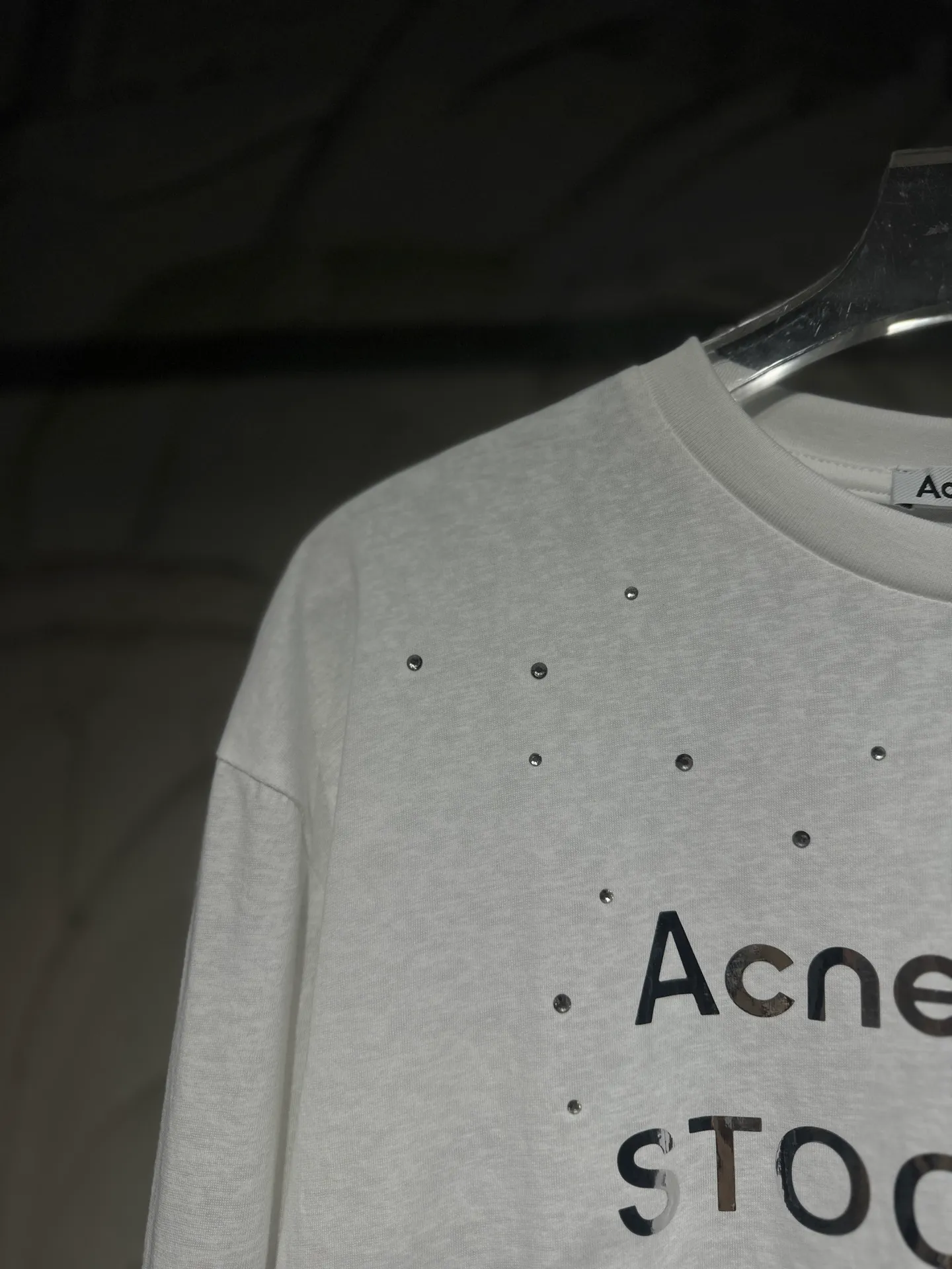 Acne Studios New Arrival North America Limited Laser Silver Silver Series Long Sleeve Hot Diamond T-Shirt Acne Studios Highest Edition Long Sleeve Series Long Sleeve T-shirt is one that you can’t help but love. The long-sleeved T os version is not picky. The snowflake cotton fabric feels soft and smooth and is not easy to wash. The fabric has been treated so it is stronger than the Quality counter. It can be used as sun protection clothing in summer. The same fabric as the original version is relatively thin. The feel and count are in place. The fried yellowing effect is cool. The printing effect is also in place. Details are online for comparison. 1 color and four sizes #long-sleeved T-shirt # #acne Color: White Black Size: S M LXL
